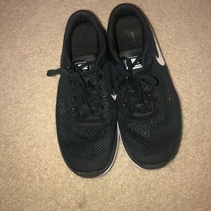 barely worn black nike sneakers